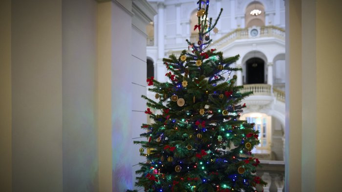 Na zdjęciu choinka w Gmachu Głównym PW