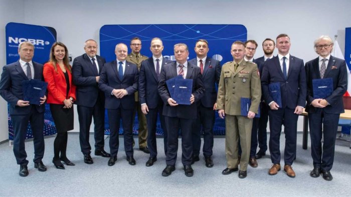 Na zdjęciu przedstawiciele ministerstw, NCBR i instytucji, które otrzymały finansowanie z programu PERUN