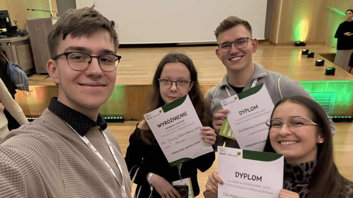 Na zdjęciu: studenci z KN MarketLab PW podczas Ideathonu