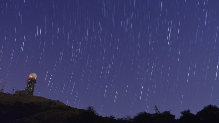 Na zdjęciu fioletowo-granatowe niebo z gwiazdami