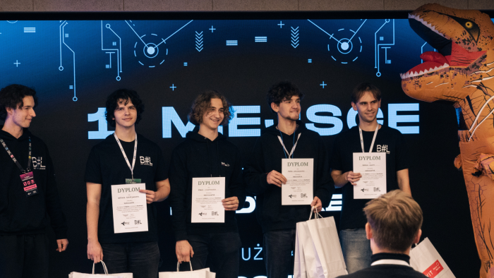 Na zdjęciu: Członkowie zespołu HardCounter podczas hackatonu