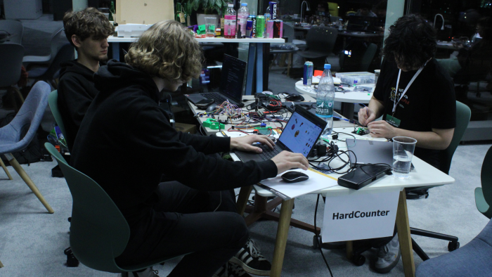 Na zdjęciu: Członkowie zespołu HardCounter podczas hackatonu
