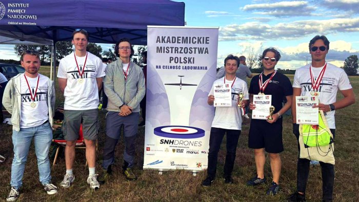 Na zdjęciu: studenci PW na podium XVIII Akademickich Mistrzostw Polski na Celność Lądowania