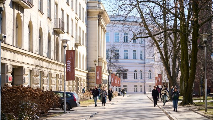 Na zdjęciu kampus Politechniki Warszawskiej udekorowany na 200-lecie