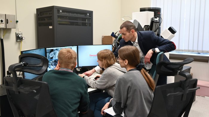Na zdjęciu dinż. Piotr Wieciński ze studentami