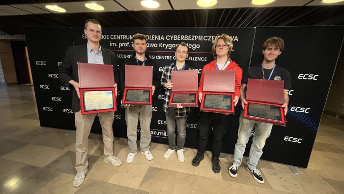 Studenci pozują z nagrodą