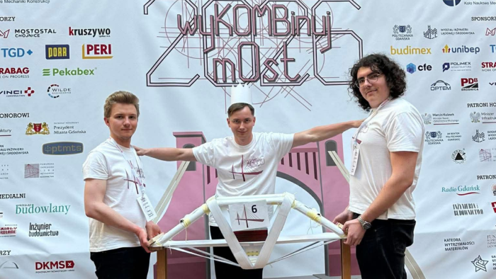 Na zdjęciu: Praca zespołu Odklejeni podczas wyKOMBinuj mOst 2026 - I miejsce