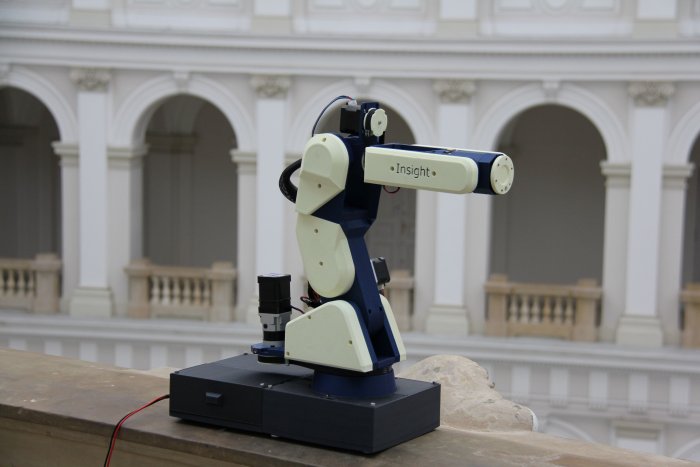 Zdjęcie przedstawia robota z sześcioosiowym ramieniem robotycznym