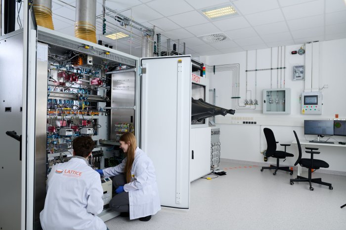 Naukowcy pracują w laboratorium