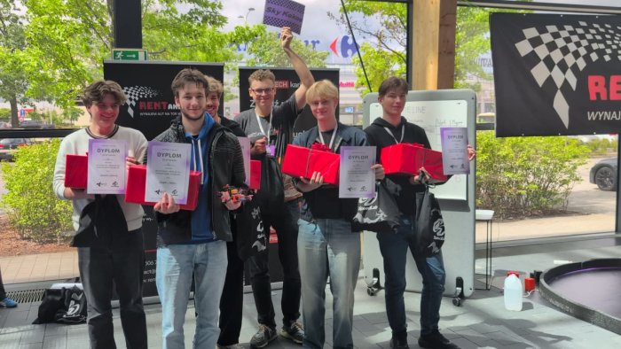 Na zdjęciu: zespół Sky Kokos z KN Absolute Edge podczas hackatonu SpeedLab