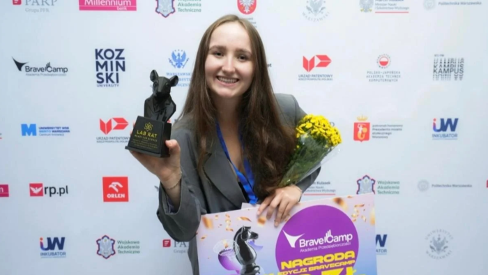 Na zdjęciu: Wiktoria Miklińska z nagrodą w BraveCamp