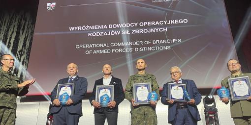 Zdjęcie laureatów nagród na targach MSPO
