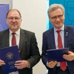 Rektor PW prof. Krzysztof Zaremba i Rektor WUM prof. Zbigniew Gaciong