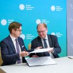 Łukasz Młynarkiewicz, p. o. prezesa Polskich Elektrowni Jądrowych oraz prof. Krzysztof Zaremba, Rektor PW podpisujący umowę