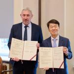 Prorektor PW ds. Nauki prof. Mariusz Malinowski oraz Prezydent KATECH Seung-Sik NA trzymający podpisane umowy