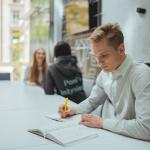 Zdjęcie uczących się studentów