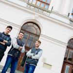 Zdjęcie studentów stojących przed Gmachem Głównym Politechniki Warszawskiej