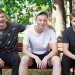 Zdjęcie studentów siedzących na ławce