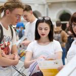 Na zdjęciu studencki Politechniki rozmawiające z kandydatem na studia w Gmachu Głównym podczas Drzwi Otwartych