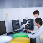 Zdjęcie dwóch studentów podczas zajęć w laboratorium