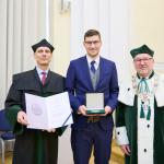Na zdjęciu prof. Wojciech Wróblewski, dr hab. inż. Artur Kasprzak z medalem oraz Rektor PW prof. Krzysztof Zaremba