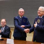 Na zdjęciu Rektor PW prof. Krzysztof Zaremba, Dziekan Wydziału SiMR prof. Piotr Przybyłowicz oraz Minister Rolnictwa i Rozwoju Wsi dr Czesław Siekierski