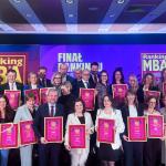 Na zdjęciu grupa osób - przedstawiciele uczelni, które prowadzą najlepsze studia MBA w Polsce