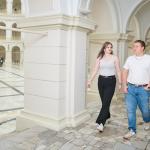 Na zdjęciu cztery osoby: dwie studentki i jeden student idą korytarzem w Gmachu Głównym PW
