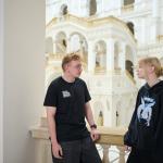 Na zdjęciu student i studentka stoją w Gmachu Głównym PW