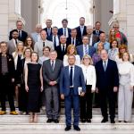 Na zdjęciu grupa osób stojących w Gmachu Głównym Politechniki Warszawskiej