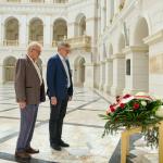 Prorektor PW ds. Ogólnych prof. Mirosław Karpierz oraz Prezes Stowarzyszenia Absolwentów i Przyjaciół PW prof. Andrzej Kolasa stoją przy wieńcu złożonym pod tablicą w Gmachu Głównym Politechniki Warszawskiej