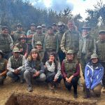 Na zdjęciu grupa kilkudziesięciu osób - uczestnicy  wykopalisk archeologicznych w Sacsayhuamán