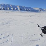 Na zdjęciu dron na tle śniegu 