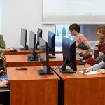Na zdjęciu studenci geoinformatyki przy komputerach