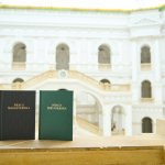 Na zdjęciu: praca inżynierska i praca magisterska na tle Dużej Auli w Gmachu Głównym PW