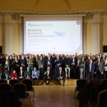 Na zdjęciu duża grupa osób w Małej Auli Gmachu Głównego - uczestnicy Uczestnicy panelu ENHANCE Conversations