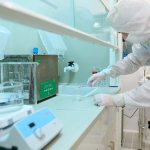 Zdjęcie przedstawia osobę pracującą w laboratorium 