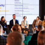 Na zdjęciu sześć osób na scenie oraz słuchacze podczas konferencji prasowej na temat projektu Civil Security Hub Poland 