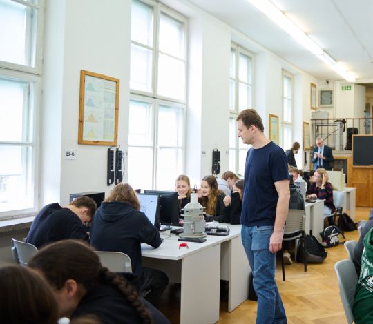 Uczniowie podczas zajęć.