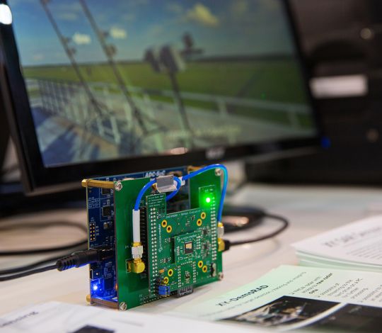 Zdjęcie modułu elektronicznego oraz ekranu komputera